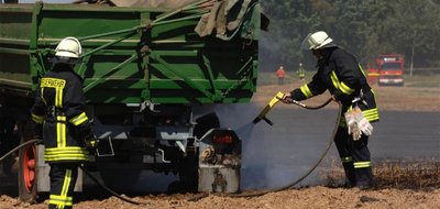 
              <p class="artikelinhalt">Feuerwehrleute aus Crossen, Naundorf und Milkau wurden am Donnerstag zu einem Feldbrand an die S 250 gerufen. Der Brand griff auch auf zwei Fahrzeuganhänger über. </p>
            