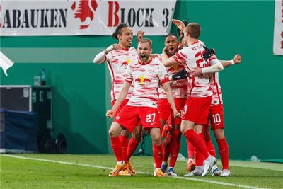 Die RB-Spieler feiern ausgelassen den Einzug ins DFB-Pokalfinale. Zum dritten Mal stehen die Leipziger nun im Endspiel des Wettbewerbs, gewonnen haben sie ihn noch nie.