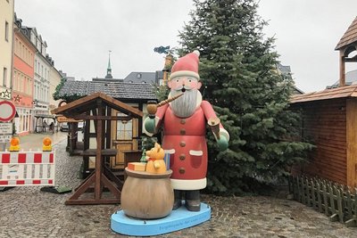 Er ist eine Symbolfigur des Annaberger Weihnachtsmarkts: der große hölzerne Weihnachtsmann mit Geschenkesack. Nun steht er wieder an seinem angestammten Platz. 