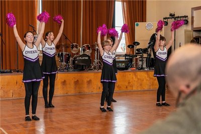 Auch die Cheerleader mit Schülerinnen der Oberschule traten vor der Jury auf. 