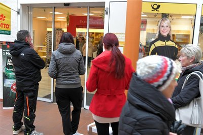 Weihnachtsstress: Warteschlange in der Partnerfiliale der Deutschen Post in der Gerberpassage in Freiberg.