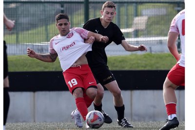 Nicht nur das Textil, sondern auch die Nerven wurden beim 1:1 zwischen Meerane und Lichtenstein strapaziert. Rene Horvarth (l.) erzielte den Treffer für den MSV und rieb sich bis zu seiner Auswechslung an Ben Schwabe (r.) und der SSV-Abwehr redlich auf.