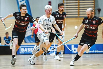 Olli Vikman (M.) traf am Samstag zweimal gegen den ETV Hamburg im Playoff-Viertelfinale der Meisterschaft.