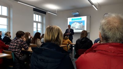 Lutz Neumann, Direktor der Plauener Berufsakademie, erklärt das duale Studium. 