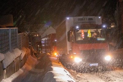 Am Dienstagnachmittag und -abend blieben im Erzgebirge mehrere Laster auf verschneiten Straßen liegen, so wie hier in Geyer.