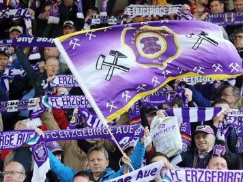 Fans von Erzgebirge Aue schwenken Schals und Fahnen - das wird am Sonntag gegen Heidenheim nicht anders sein, obwohl der Abstieg aus der 2. Bundesliga wohl nicht mehr zu vermeiden ist.