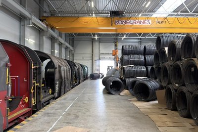 In beiden Umladehallen des Railports lagern große Mengen an Stahl.