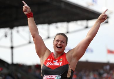 Christina Schwanitz jubelt nach ihrem ersten Stoß, der bereits die Entscheidung brachte.