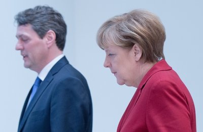 Name Name - Dietrich Wersich, CDU-Spitzenkandidat bei der Hamburger BürgerschaftsWahl, und Bundeskanzlerin Angela Merkel (CDU) auf dem Weg zur Pressekonferenz in Berlin.