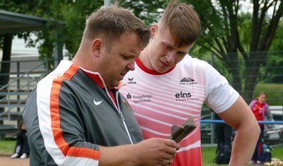 Christian Sperling und Steven Richter werten einen Übungsversuch aus. 