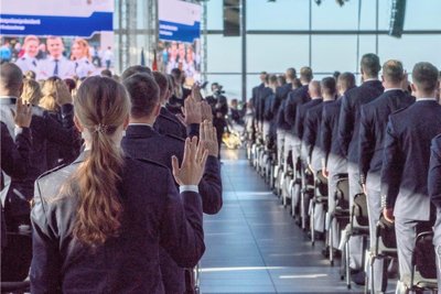 Vereidigung Polizeianwärter im Flughafen Dresden. 