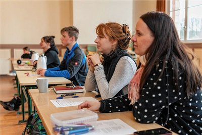 Eine Jury aus Kindern, Jugendlichen und Erwachsenen bewertete die Beiträge der Schüler und Schülerinnen und machte sich Notizen. 