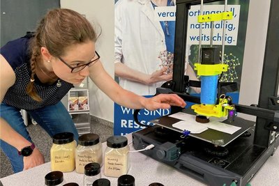 Lisa Kühnel erklärt am Stand von Samsax, wie man mittels eines 3D-Druckers Eierbecher herstellt.