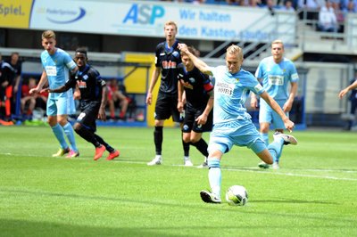 Dennis Grote (Chemnitz) beim Elfmeter.