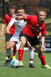 Mattis Ahlgrimm (vorn) besorgte am Sonntag das 1:0 des SV Heinrichsort/ Rödlitz. Am Ende konnte er mit dem Team den Einzug ins Pokalfinale bejubeln. 