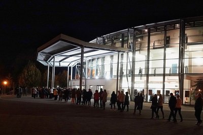 Damit es in der Stadthalle nicht bald zappenduster wird, bleibt die demnächst fällige Steuerschuld wohl an deröffentlichen Hand hängen. 