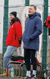 Fußballtrainer Sven Schmidt (rechts) steht beim Meeraner SV an der Seitenlinie. Von 2015 bis 2019 betreute er den kommenden Gegner Oberlungwitzer SV. 