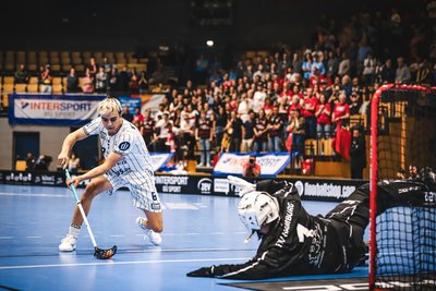 Im vergangenen Jahr scheiterte hier Matias Kyykoski (links) von den Floor Fighters am Hamburger Goalie Nicolas Flathmann. Diesmal soll es beim Final Four um den Pokal besser laufen für die Chemnitzer.