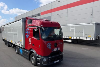 Zwei elektrische Lkw transportieren Stahl vom Railport zu Unternehmen in der Region. Foto: Ingolf Wappler