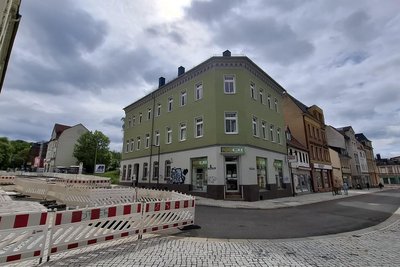 Noch dominieren Absperrzäune das Bild an der Einkaufsstraße in Werdau. Das ändert sich bald.