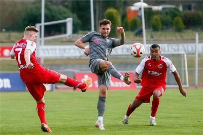 Yannik Möker (Mitte), hier gegen die Kamenzer Florian Kärger (li.) und Miguel Rodrigues, glänzte beim 5:0-Sieg des FSV Zwickau als zweifacher Torschütze. 