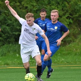In der vergangenen Saison traf Tommy Barthold (l.) noch für Gelenau in der Erzgebirgsliga. Gegen Auerhammer erzielte er nun sein erstes Tor für Thalheim in der Landesklasse. 