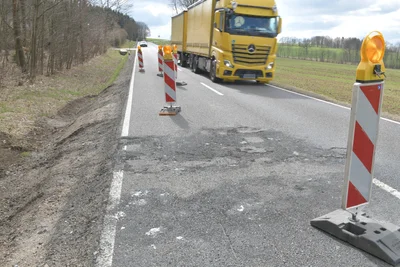 An der Brandstelle zwischen Mittelsaida und Abzweig Haselbach ist der Asphalt zerstört.