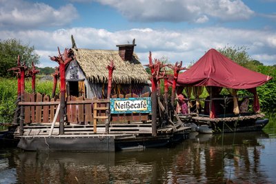 Ein auf der Neiße schwimmendes Café lädt zum Verweilen ein.