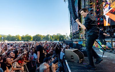 65.000 Menschen kamen laut Veranstalter auf den Wasen - und grölten lautstark mit.