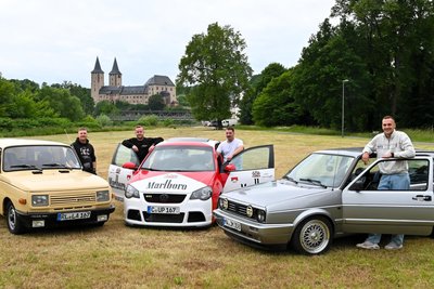 Die Rochlitzer Autobastler: Lukas Heinig, Justin Krenkel, Oliver Dietze und Julian Mätzold (v. l.) auf der Insel vor der Schlosskulisse.
