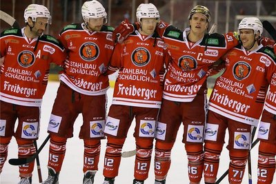 Das Eispiraten-Team um Kapitän Vincent Schlenker (mit dem gpldenen Helm) präsentiert sich bisher als Einheit. 