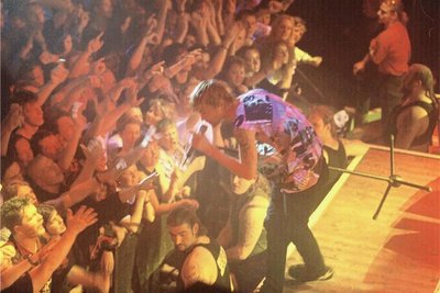 Super Stimmung: Die Toten Hosen waren im Oktober 1996 im Tivoli Freiberg zu Gast. Hier Campino in Aktion. 