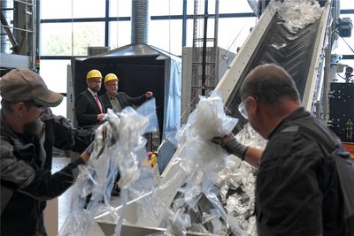 Ralf Bergmann (links) und Peter Naumann beschicken bei der Luxchemtech GmbH eine neuartige Recyclinganlage mit Folien aus der Produktion von Solarstrommodulen.