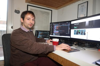 App-Entwickler Paul Zetzsch an seinem Arbeitsplatz. Der Zwickauer hat mit „Hunch Punch“ ein Spiel geschaffen, bei dem Nutzer ihr Zahlengefühl verbessern können.