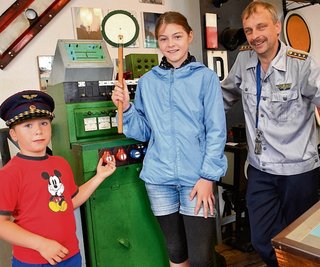 Für die historische Bahntechnik interessierten sich am Sonnabend auch Lukas Bonk und Jenny Marie Merz. Vereinschef Mario Elsner erklärte Beiden das über 50 Jahre alte elektromechanische Stellwerk, das einst im Bahnhof Edle Krone stand.