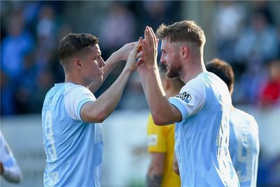 Lukas Aigner (li.) und TorschützeFelix Brügmann bejubeln den Treffer zum 2:1 für den CFC.