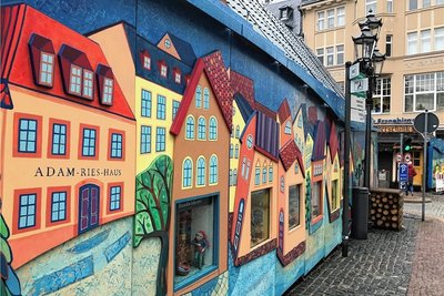 Die Wichtelstadt auf dem Annaberger Weihnachtsmarkt beherbergt 24 Miniatur-Stuben mit beweglichen Figuren.