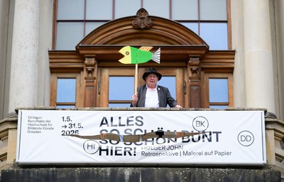 In den vergangenen Tagen sei ein Banner für die Ausstellung zerschnitten und ein Gittertor vor dem Gebäude wiederholt mit Schlössern blockiert worden.