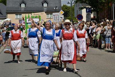 Der Festumzug lockte in Thalheim viele Schaulustige an.