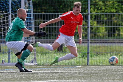 In Hälfte 1 verursachte der Glauchauer Torwart Norman Einert (links) einen Strafstoß, den der gefoulte Tom Ebersbach (rechts) selbst verwandelte. In der Nachspielzeit wurde Einert zum Helden seines Teams. 