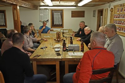 Fachsimpeln in der großen Stube des Planitzer Schnitzvereins. Am Sonntag ist dort Tag der offenen Tür.