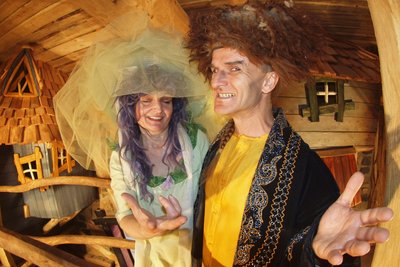 Die Dinnershow im „Theater zum Essen“ entführt in die Zeit der Turiseder und bietet skurrile Unterhaltung.