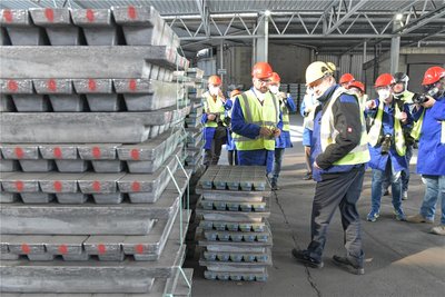 45 Kilogramm wiege jeder einzelne Bleibarren im Auslieferungslager der Ecobat Resources GmbH in Muldenhütten, sagt Geschäftsführer Martin Fischer (vorn).