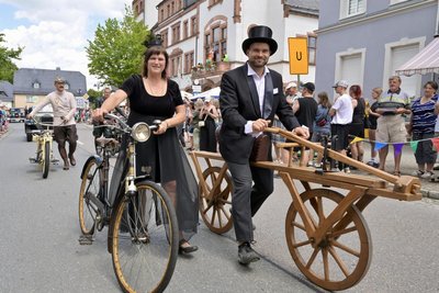Historische Gefährte gehörten auch zum Festumzug in Thalheim.