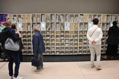 Die geheimnisvollen Fächer in der Galerie Roter Turm ziehen viele Neugierige an.
