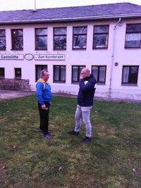 Rico Dörfel (rechts), Chef von FSV 1990 Klingenthal, und Planer GerdJakob auf dem Platz, auf dem das neue Gebäude entstehen wird.