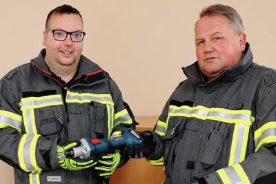 Wehrleiter Andreas Schieck (l.) mit Jörg Groschupp, der auch als Hausmeister mit Türnotöffnungen zu tun hat. 