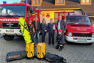Feierliche Übergabe der neuen Ausrüstung in Hirschfeld mit Nico Wels (von links), Bürgermeister Markus Buschkühl, Antje Ehrlich und Thomas Schmidt von der Gemeindewehrleitung, Ulrich Dietze von der Firma MHF und Alexander Fitzner. 