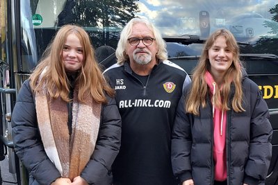 Ein Erinnerungsfoto mit Fußballlegende Heiko Scholz: Celine und Sophia (rechts) haben eins.