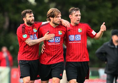 Benjamin Förster hat zum 1:2 getroffen und wird von seinen Teamkollegen Sascha Pfeffer und Maik Kegel (re.) bejubelt.